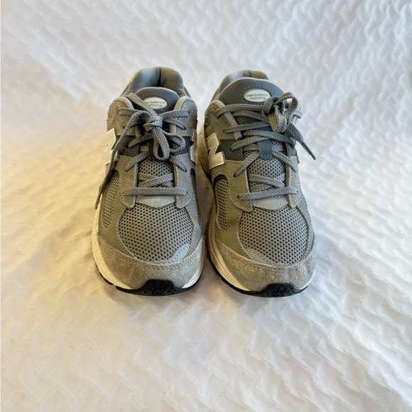 “SIZE 3” BOYS New Balance 2002R - Picture 1 of 4